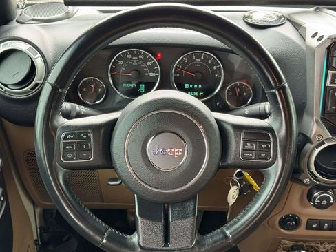 Used 2017 Jeep Wrangler Unlimited Sahara AWD/4WD image 9