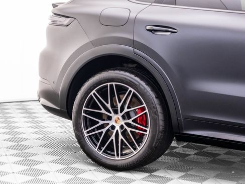 Certified 2025 Porsche Cayenne GTS AWD/4WD image 37