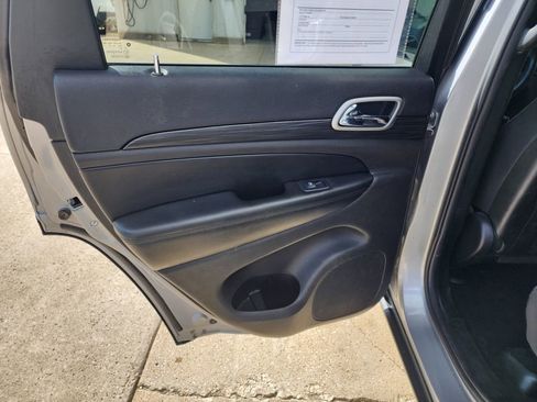 Used 2019 Jeep Grand Cherokee Laredo w/ 18" Wheel & 8.4" Radio Group image 11