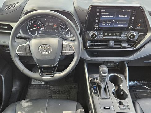 Used 2020 Toyota Highlander XLE FWD image 18