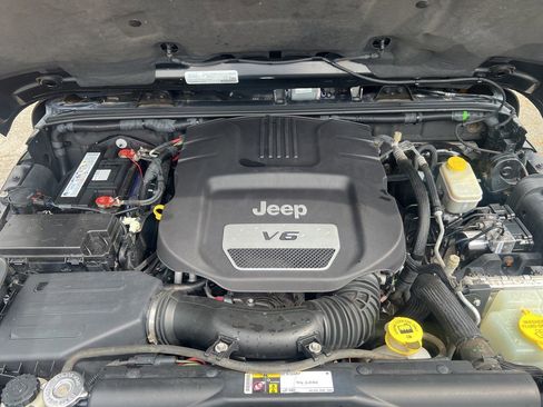 Used 2015 Jeep Wrangler Unlimited Sahara w/ Connectivity Group image 11