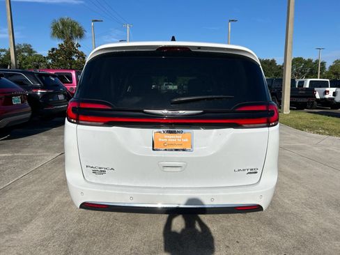 Used 2023 Chrysler Pacifica Limited AWD/4WD image 4