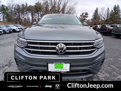 Used 2024 Volkswagen Tiguan SE image 2