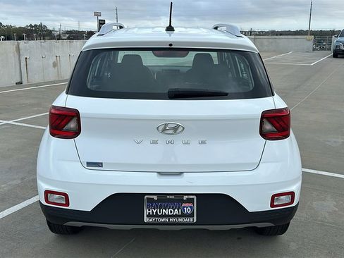 Certified 2025 Hyundai Venue SEL image 11