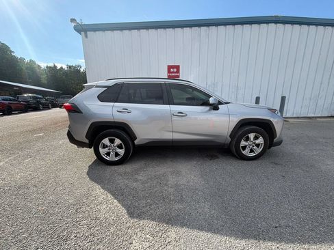 Used 2021 Toyota RAV4 XLE FWD image 9