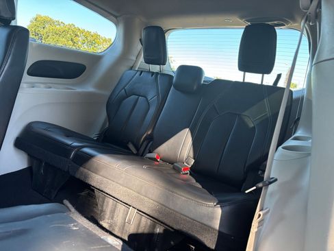 Used 2024 Chrysler Pacifica Touring-L image 30