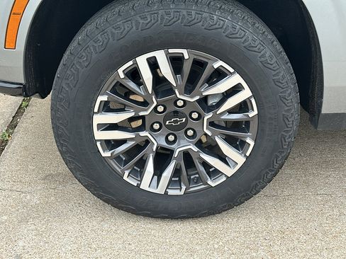 Used 2025 Chevrolet Suburban Z71 AWD/4WD image 3