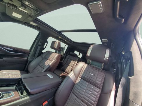Used 2023 Cadillac Escalade ESV Sport Platinum w/ LPO, ONYX Package AWD/4WD image 17