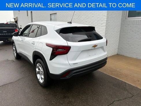 Used 2024 Chevrolet Trax LS w/ LS Convenience Package FWD image 8