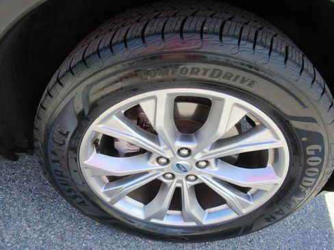 Used 2023 Ford Explorer XLT w/ Equipment Group 202A AWD/4WD image 12