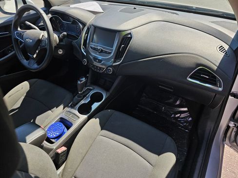 Used 2017 Chevrolet Cruze LT FWD image 10