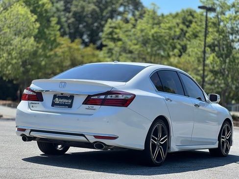 Used 2017 Honda Accord Touring image 5