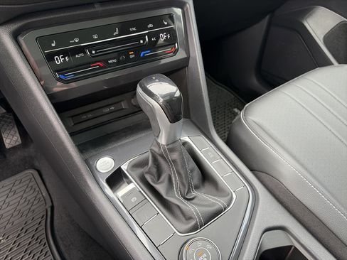 Used 2022 Volkswagen Tiguan SE image 33