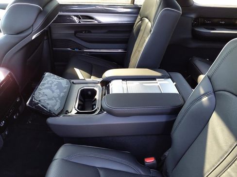 New 2023 Jeep Grand Wagoneer Series II image 11