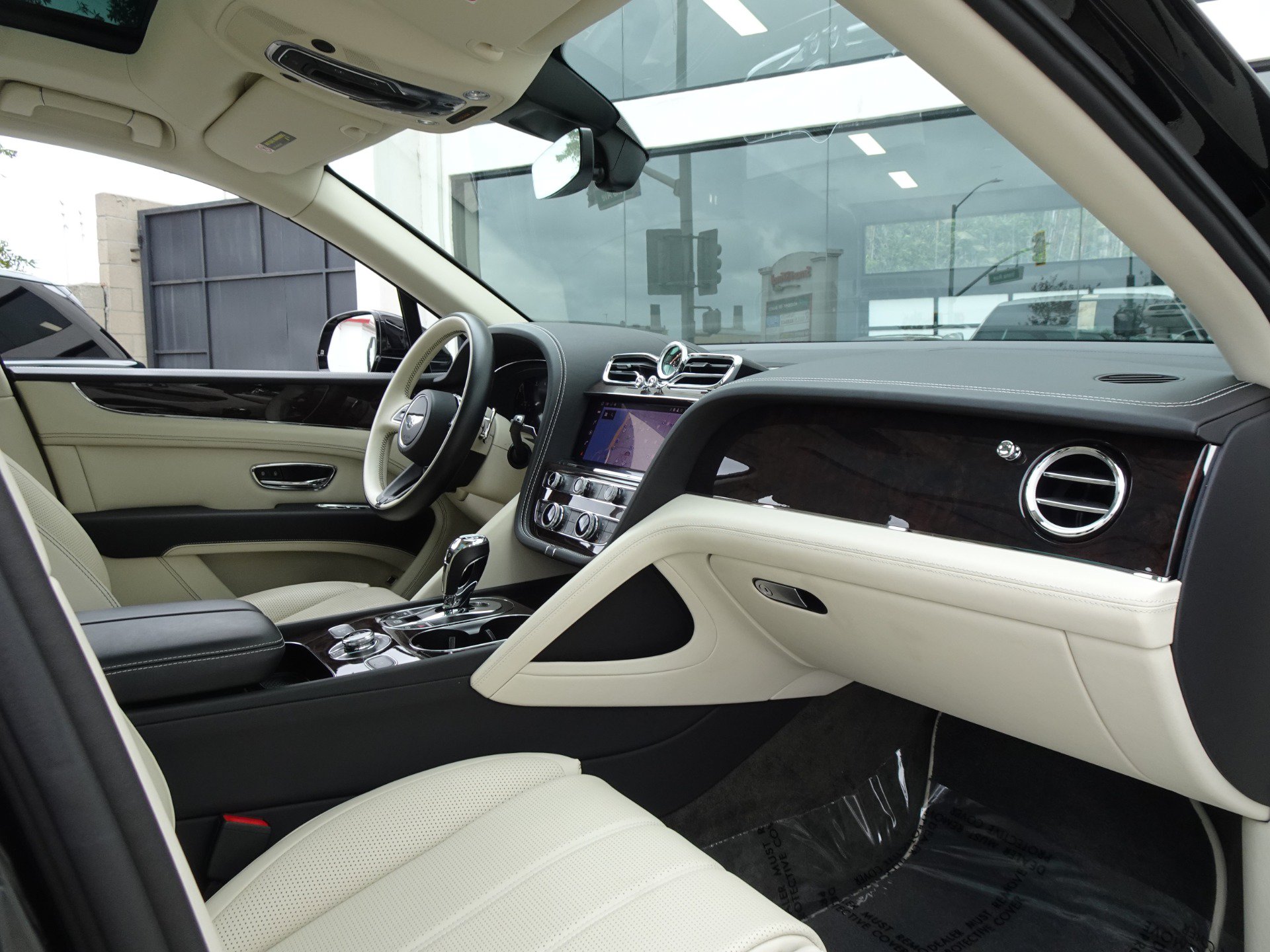 Used 2023 Bentley Bentayga Plug-In Hybrid AWD/4WD image 20