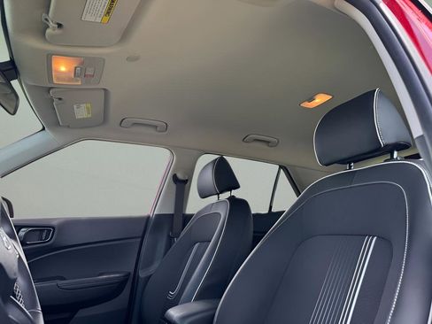 Used 2024 Hyundai Venue Limited FWD image 18