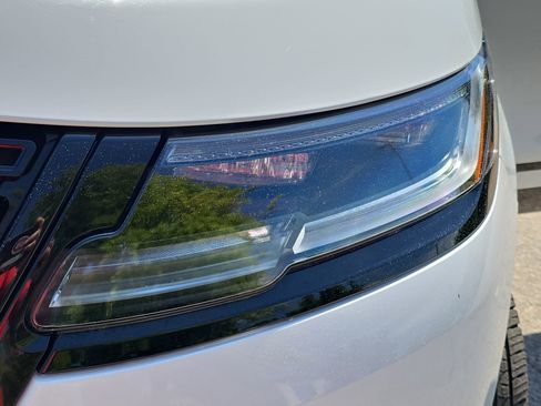 Certified 2025 Land Rover Range Rover Velar Dynamic SE AWD/4WD image 32