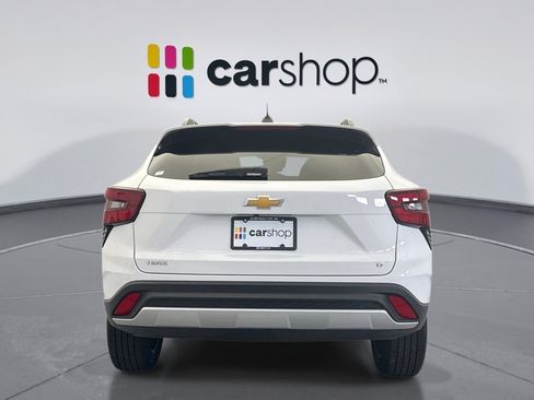 Used 2025 Chevrolet Trax LT w/ LT Convenience Package FWD image 4
