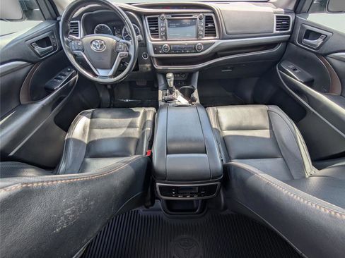 Used 2017 Toyota Highlander Limited image 25