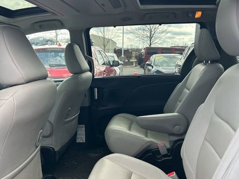 Used 2020 Toyota Sienna Limited Premium image 6