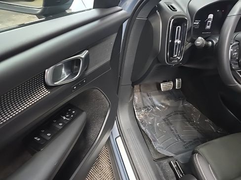 Used 2022 Volvo XC40 P8 Recharge Plus image 30