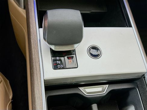 Used 2025 Land Rover Range Rover SE image 18