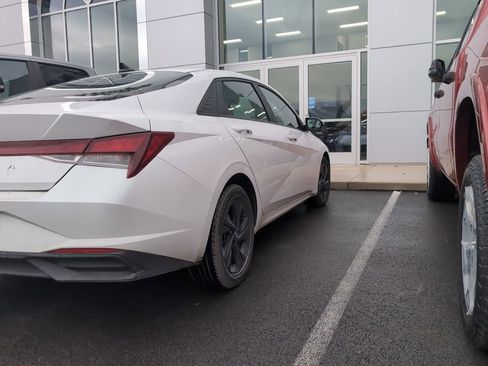 Used 2022 Hyundai Elantra SEL w/ Convenience Package image 3