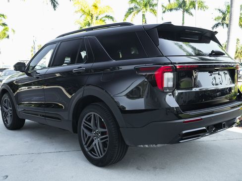 Used 2025 Ford Explorer ST-Line w/ ST-Line Street Pack image 7