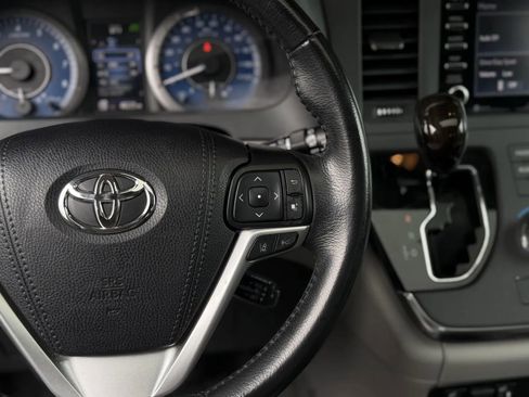 Used 2019 Toyota Sienna XLE w/ XLE Navigation Package FWD image 27
