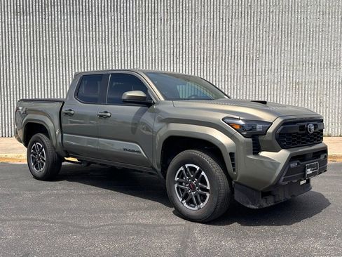 Used 2025 Toyota Tacoma TRD Sport AWD/4WD image 9