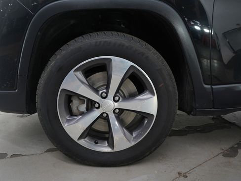 Used 2020 Jeep Cherokee Limited image 26