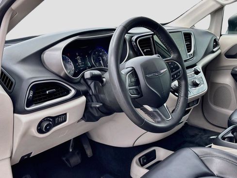 Used 2023 Chrysler Pacifica Touring-L FWD image 9