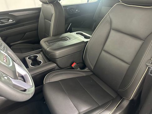 Used 2024 GMC Yukon SLT w/ SLT Luxury Package image 28