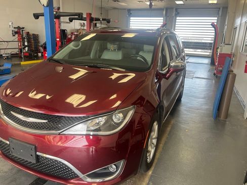 Used 2020 Chrysler Pacifica Limited FWD image 2