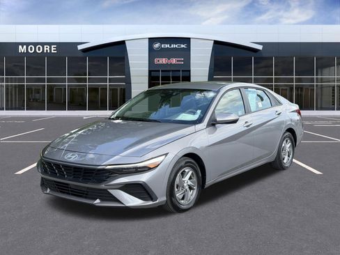 Used 2025 Hyundai Elantra SE w/ Cargo Package FWD image 9