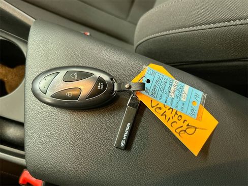 Used 2025 Hyundai Elantra Sport image 12