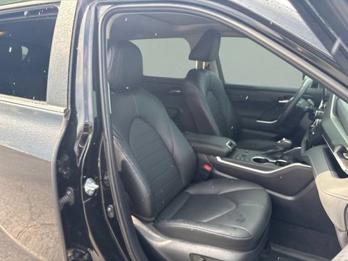 Used 2024 Toyota Highlander XLE FWD image 32