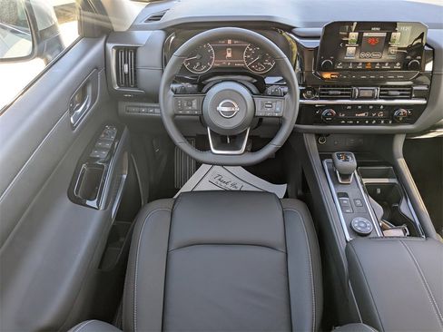 New 2025 Nissan Pathfinder SL image 17