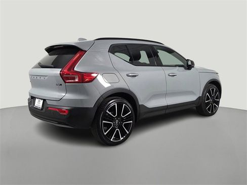 Used 2024 Volvo XC40 B5 Ultimate w/ Protection Package Premier image 4