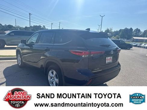Used 2023 Toyota Highlander LE AWD/4WD image 5