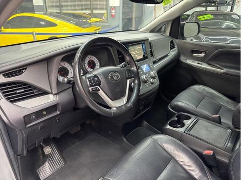 Used 2017 Toyota Sienna SE Premium image 11