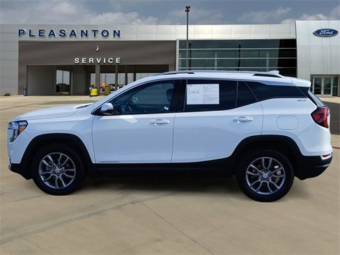 Used 2024 GMC Terrain SLT image 2