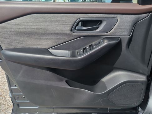 Used 2023 Nissan Rogue S AWD/4WD image 21
