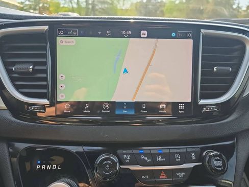 Used 2024 Chrysler Pacifica Limited w/ Uconnect Theater Family Group FWD image 19