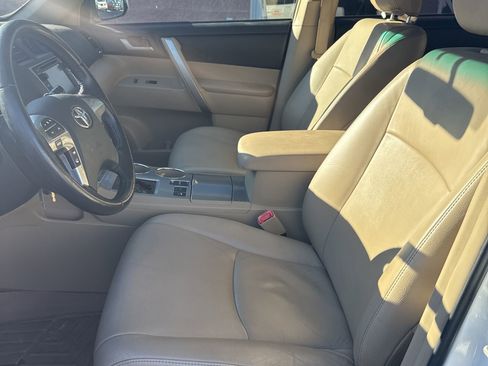 Used 2013 Toyota Highlander Plus image 9