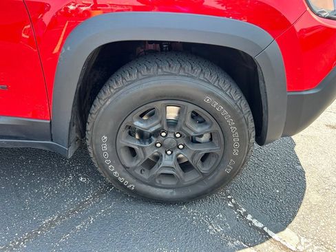Used 2019 Jeep Cherokee Trailhawk AWD/4WD image 2