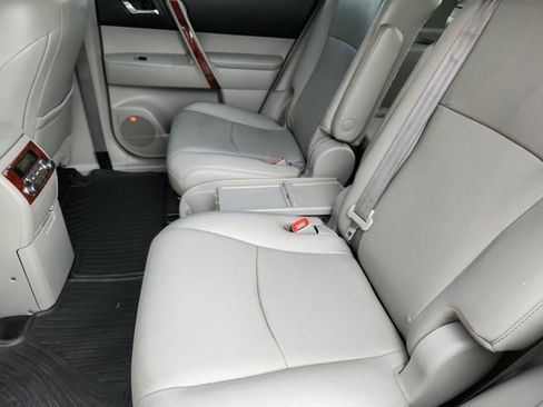Used 2013 Toyota Highlander Limited AWD/4WD image 17