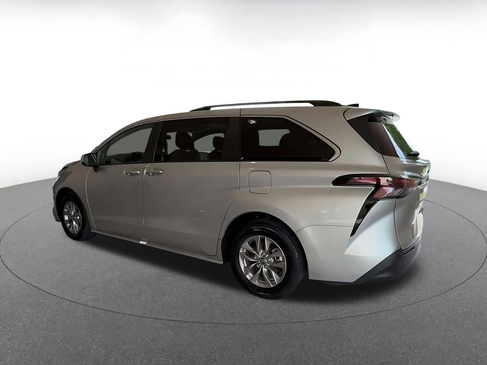 Used 2024 Toyota Sienna XLE FWD image 9