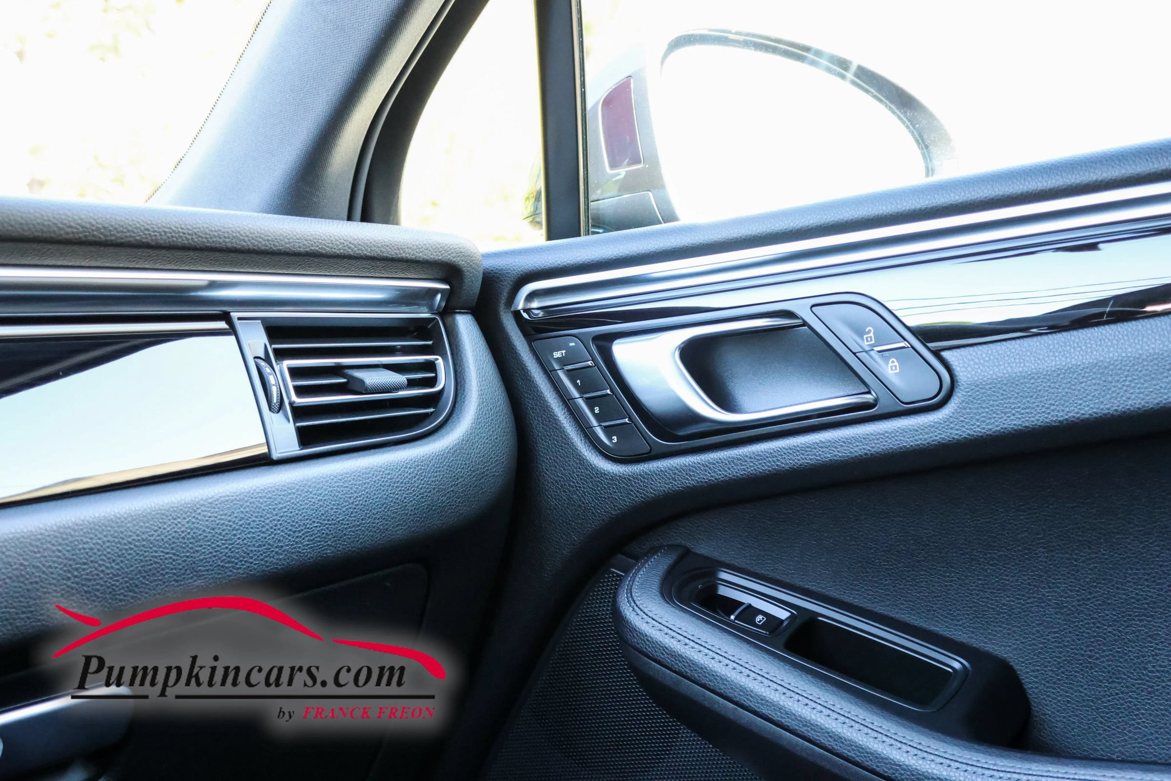 Used 2023 Porsche Macan AWD/4WD image 39