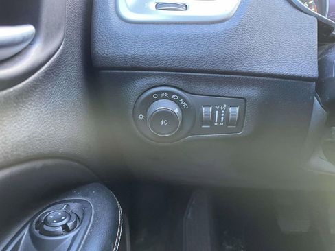 Used 2018 Jeep Compass Latitude w/ Popular Equipment Group image 30